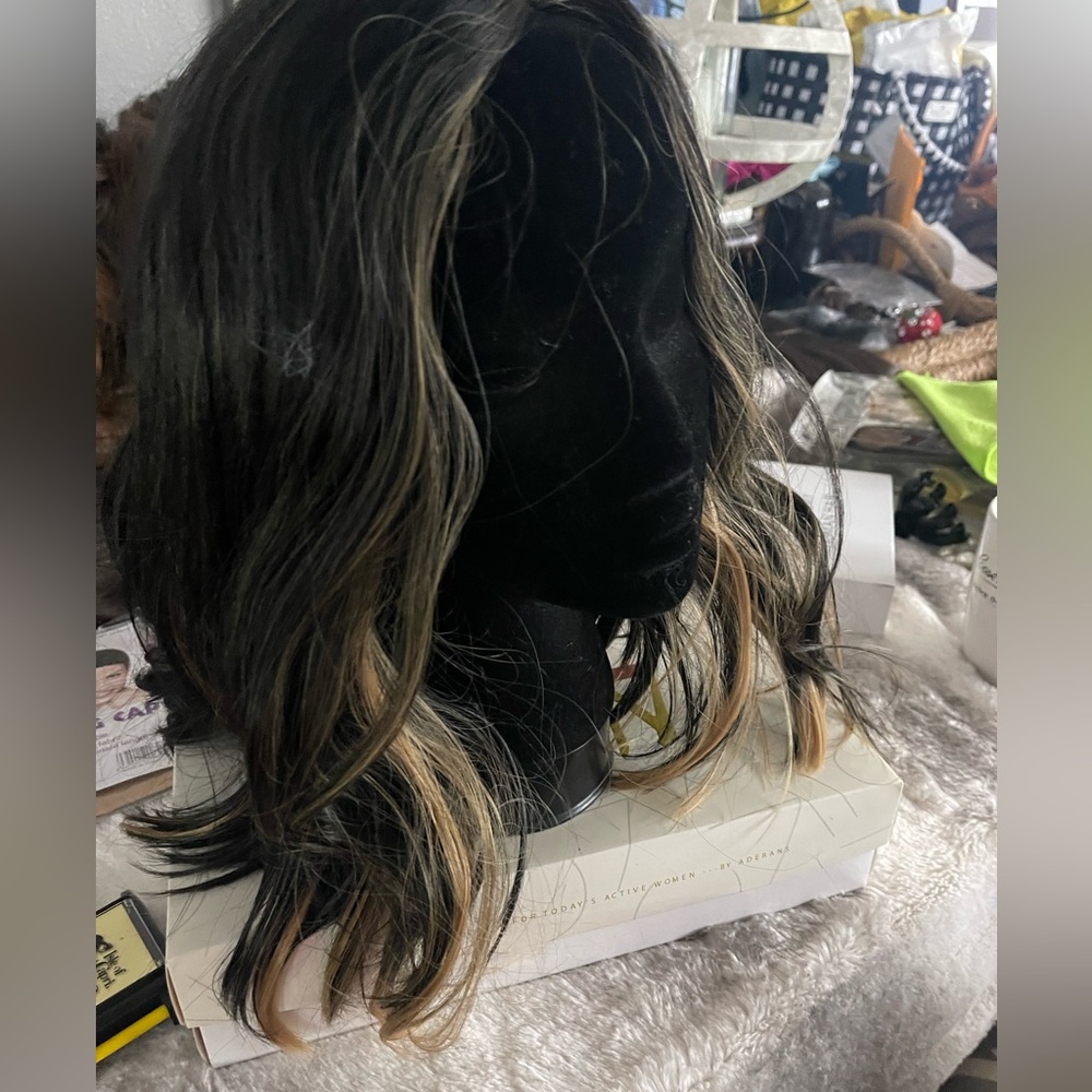 Synthetic wig, black brown with light brown highlights new